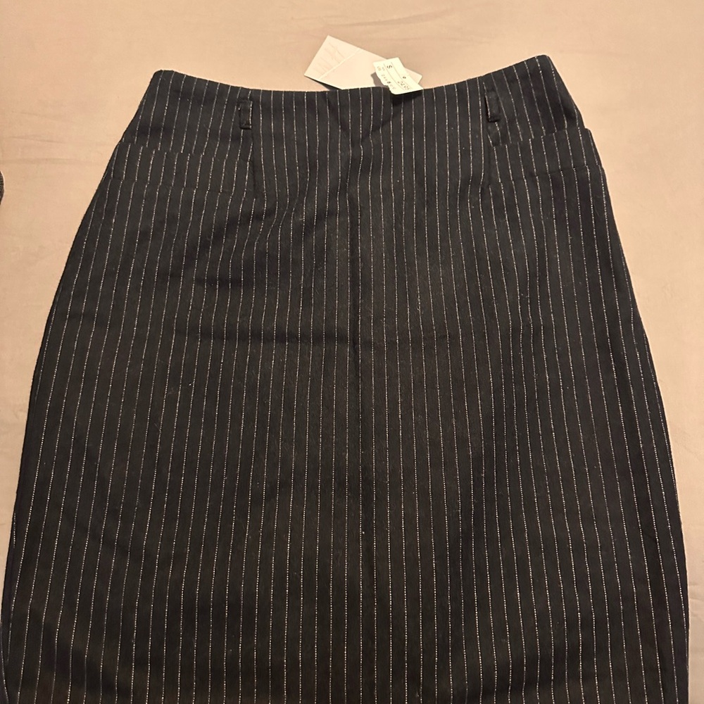 H&M Pencil Skirt, great staple piece for your closet.